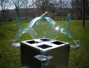 -Por fortuna, las ventanas del alma son flexibles (det)- Uz Mònika.